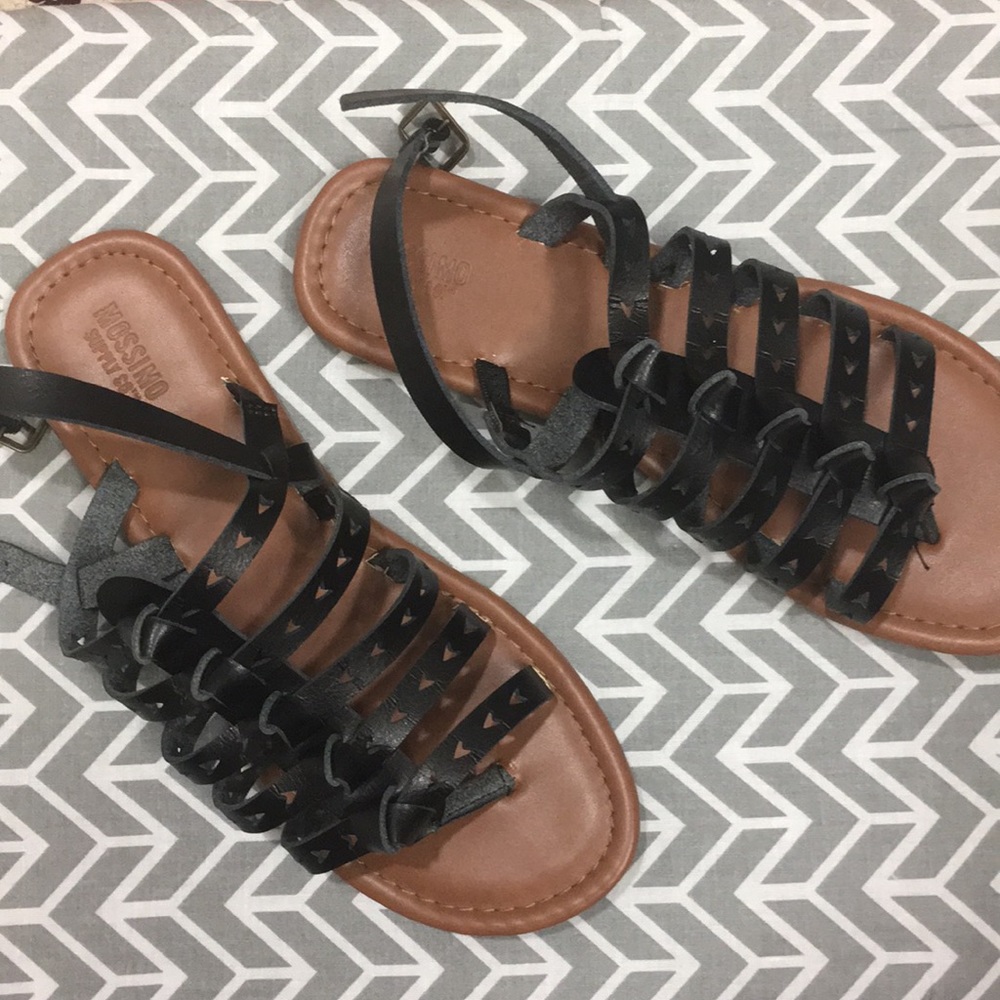 Mossimo black sandals!!